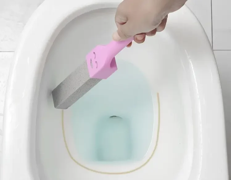 Brosse de toilette violette en pierre ponce avec smiley
