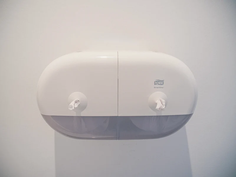 DISTRIBUTEUR DE PAPIER TOILETTE À DÉVIDAGE CENTRAL TORK SMARTONE® MINI DOUBLE T9 BLANC