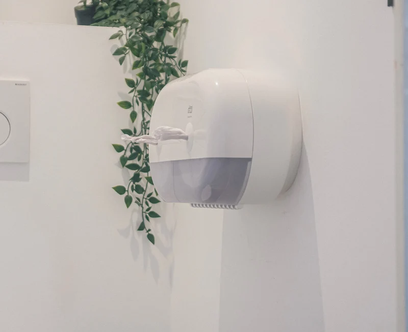 DISTRIBUTEUR DE PAPIER TOILETTE À DÉVIDAGE CENTRAL TORK SMARTONE® MINI DOUBLE T9 BLANC