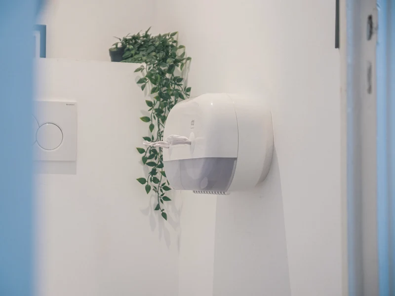 DISTRIBUTEUR DE PAPIER TOILETTE À DÉVIDAGE CENTRAL TORK SMARTONE® MINI DOUBLE T9 BLANC