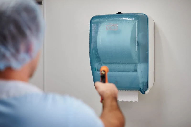 DISTRIBUTEUR D’ESSUIE-MAINS ROULEAUX TORK® W6 BLANC & BLEU