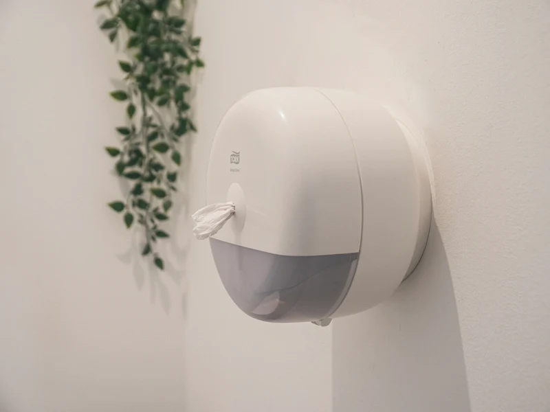 DISTRIBUTEUR DE PAPIER TOILETTE À DÉVIDAGE CENTRAL TORK SMARTONE® T8 BLANC