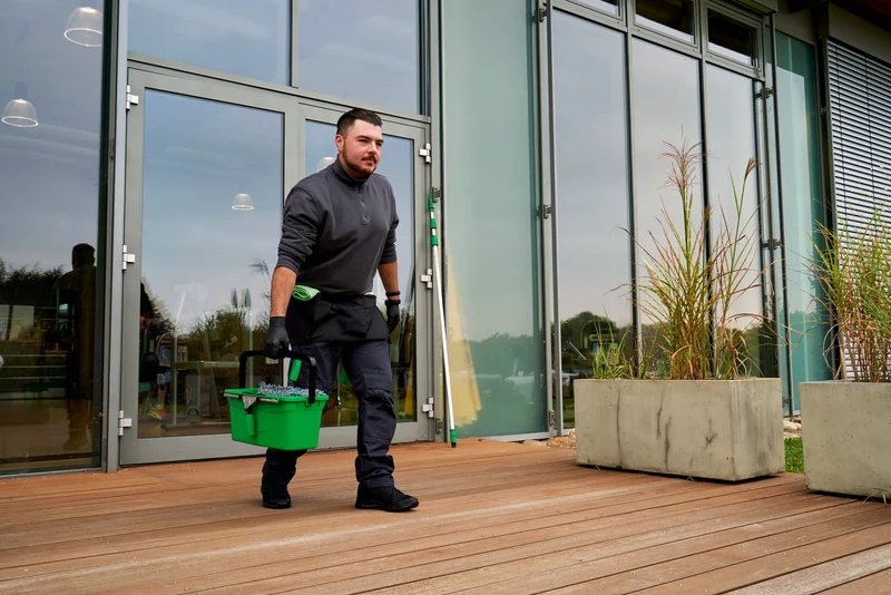 SEAU 12L RECTANGULAIRE VERT AVEC COMPARTIMENT PORTE OUTILS