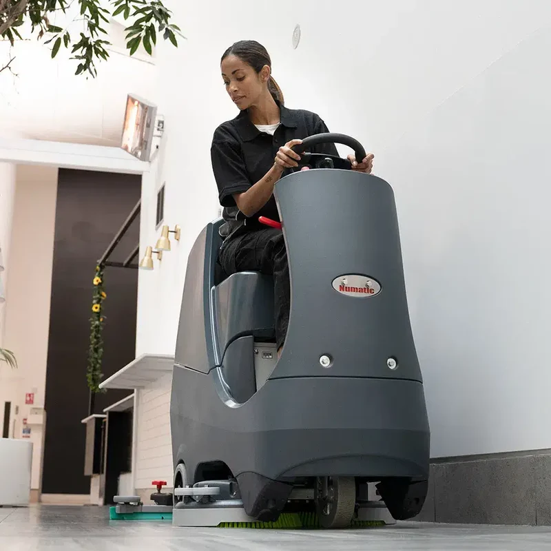 CRL8072/100T GRAPHITE AUTOLAVEUSE AUTOPORTEE AVEC 2 BATTERIE NX1K - NUMATIC